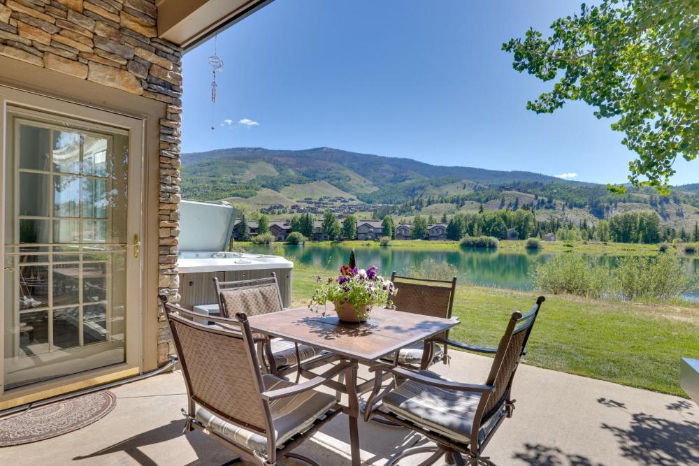 Stunning Mtn Views and Hot Tub Silverthorne Retreat
